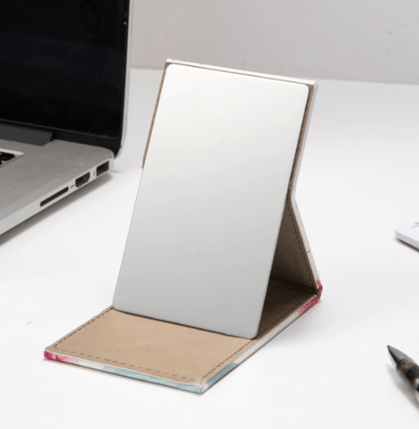 Image of Espejito Compacto de Cuero: Fortaleza y Dignidad