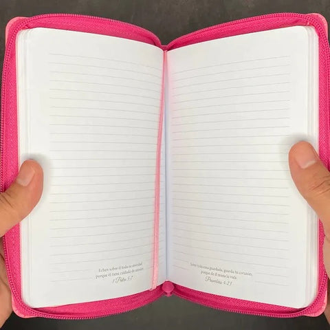 Image of Libreta Imitación Piel Rosa con Cierre: La Mujer Bondadosa