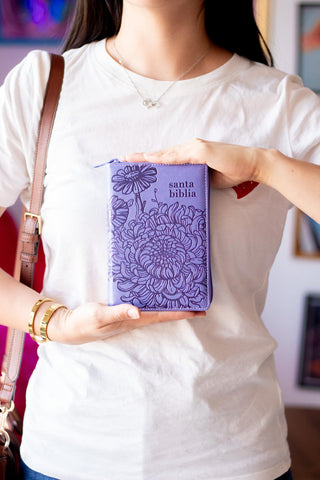 Image of Biblia NBLA Edición Versificada Tamaño Bolsillo Piel Morado Cierre Palabras de Jesús en Rojo Comfort Print