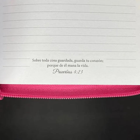 Image of Libreta Imitación Piel Rosa con Cierre: La Mujer Bondadosa