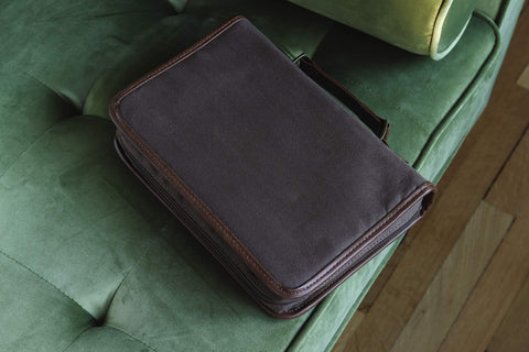 Image of FORRO PARA BIBLIA HOMBRES AVIADOR SUEDE XL